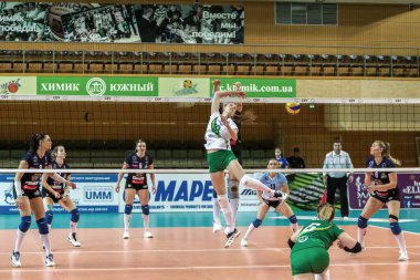 Odessa, Ukrayna 27 Kasım 2018: 2019 CEV Voleybol CUP - Kadınlar 16. Finali Khimik YUZHNY (UKR) - yeşil Swietelsky BEKESCSABA (HUN) - mavi. Resmi Avrupa Voleybol Turnuvası Balosu