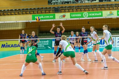 Odessa, Ukrayna 27 Kasım 2018: 2019 CEV Voleybol CUP - Kadınlar 16. Finali Khimik YUZHNY (UKR) - yeşil Swietelsky BEKESCSABA (HUN) - mavi. Resmi Avrupa Voleybol Turnuvası Balosu