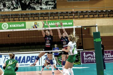 Odessa, Ukrayna 27 Kasım 2018: 2019 CEV Voleybol CUP - Kadınlar 16. Finali Khimik YUZHNY (UKR) - yeşil Swietelsky BEKESCSABA (HUN) - mavi. Resmi Avrupa Voleybol Turnuvası Balosu