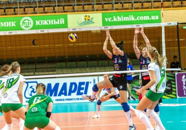 Odessa, Ukrayna 27 Kasım 2018: 2019 CEV Voleybol CUP - Kadınlar 16. Finali Khimik YUZHNY (UKR) - yeşil Swietelsky BEKESCSABA (HUN) - mavi. Resmi Avrupa Voleybol Turnuvası Balosu