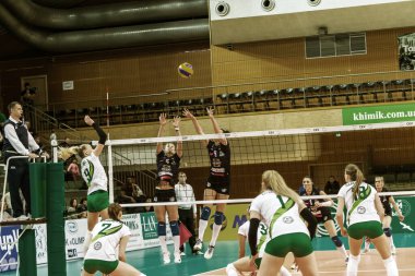 Odessa, Ukrayna 27 Kasım 2018: 2019 CEV Voleybol CUP - Kadınlar 16. Finali Khimik YUZHNY (UKR) - yeşil Swietelsky BEKESCSABA (HUN) - mavi. Resmi Avrupa Voleybol Turnuvası Balosu