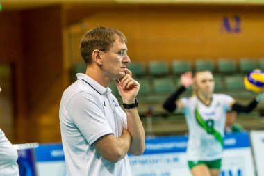 Odessa, Ukrayna 27 Kasım 2018: 2019 CEV Voleybol CUP - Women Southern Chemist (UKR) - yeşil, Swietelsky BEKESCSABA (HUN). Avrupa turnuvası. Ukrayna takımının teknik direktörü Andrei ROMANOVICH