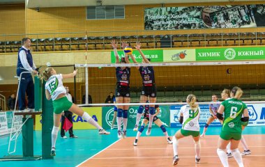 Odessa, Ukrayna 27 Kasım 2018: 2019 CEV Voleybol CUP - Kadınlar 16. Finali Khimik YUZHNY (UKR) - yeşil Swietelsky BEKESCSABA (HUN) - mavi. Resmi Avrupa Voleybol Turnuvası Balosu