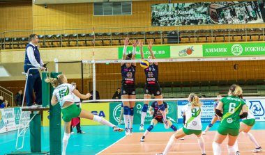 Odessa, Ukrayna 27 Kasım 2018: 2019 CEV Voleybol CUP - Kadınlar 16. Finali Khimik YUZHNY (UKR) - yeşil Swietelsky BEKESCSABA (HUN) - mavi. Resmi Avrupa Voleybol Turnuvası Balosu