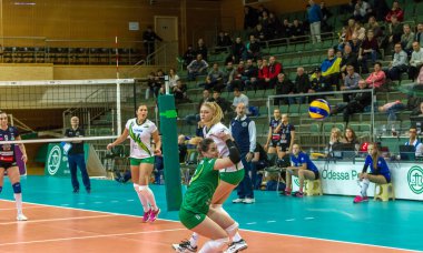 Odessa, Ukrayna 27 Kasım 2018: 2019 CEV Voleybol CUP - Kadınlar 16. Finali Khimik YUZHNY (UKR) - yeşil Swietelsky BEKESCSABA (HUN) - mavi. Resmi Avrupa Voleybol Turnuvası Balosu