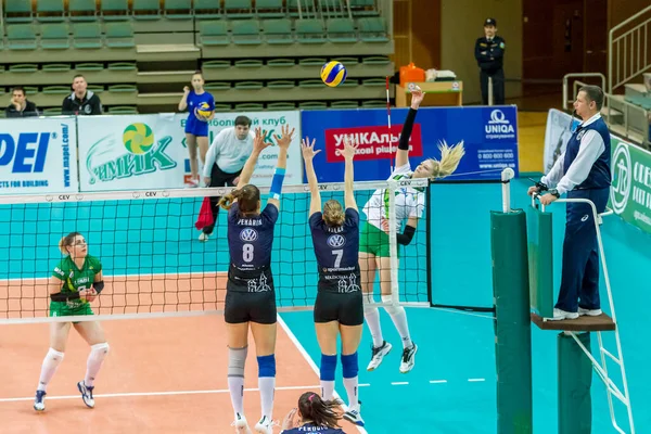 Odessa, Ukrayna 27 Kasım 2018: 2019 CEV Voleybol CUP - Kadınlar 16. Finali Khimik YUZHNY (UKR) - yeşil Swietelsky BEKESCSABA (HUN) - mavi. Resmi Avrupa Voleybol Turnuvası Balosu