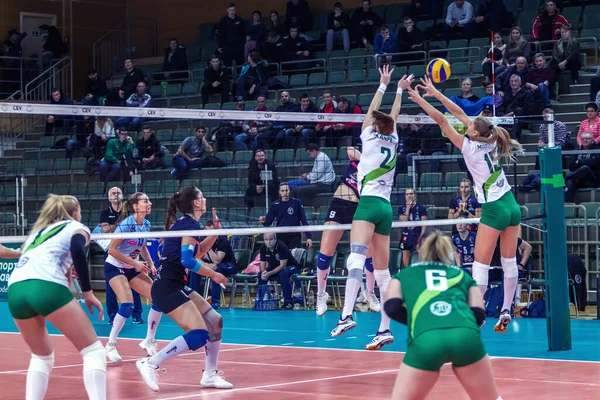 Odessa, Ukrayna 27 Kasım 2018: 2019 CEV Voleybol CUP - Kadınlar 16. Finali Khimik YUZHNY (UKR) - yeşil Swietelsky BEKESCSABA (HUN) - mavi. Resmi Avrupa Voleybol Turnuvası Balosu