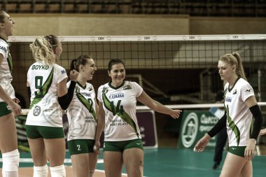 Odessa, Ukrayna 27 Kasım 2018: 2019 CEV Voleybol CUP - Kadınlar 16. Finali Khimik YUZHNY (UKR) - yeşil Swietelsky BEKESCSABA (HUN) - mavi. Resmi Avrupa Voleybol Turnuvası Balosu