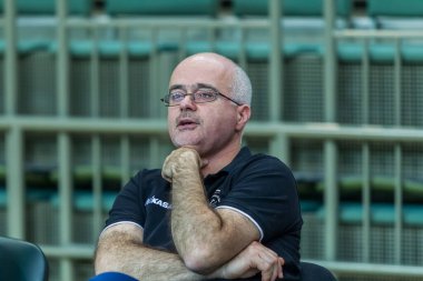 Odessa, Ukrayna 27 Kasım 2018: 2019 CEV Voleybol CUP - Women Southern Chemist (UKR) - yeşil, Swietelsky BEKESCSABA (HUN). Avrupa turnuvası. Macar milli takımı teknik direktörü Michali Kormosh