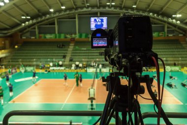 Odessa, Ukrayna 27 Kasım 2018: 2019 CEV Voleybol CUP - Kadınlar 16. Finali Khimik YUZHNY (UKR) - yeşil Swietelsky BEKESCSABA (HUN) - mavi. Resmi Avrupa Voleybol Turnuvası Balosu