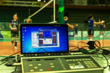 Odessa, Ukrayna 27 Kasım 2018: 2019 CEV Voleybol CUP - Kadınlar 16. Finali Khimik YUZHNY (UKR) - yeşil Swietelsky BEKESCSABA (HUN) - mavi. Resmi Avrupa Voleybol Turnuvası Balosu
