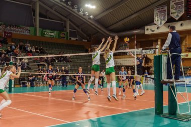 Odessa, Ukrayna 27 Kasım 2018: 2019 CEV Voleybol CUP - Kadınlar 16. Finali Khimik YUZHNY (UKR) - yeşil Swietelsky BEKESCSABA (HUN) - mavi. Resmi Avrupa Voleybol Turnuvası Balosu