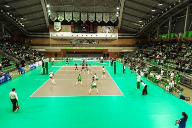 Odessa, Ukrayna 27 Kasım 2018: 2019 CEV Voleybol CUP - Kadınlar 16. Finali Khimik YUZHNY (UKR) - yeşil Swietelsky BEKESCSABA (HUN) - mavi. Resmi Avrupa Voleybol Turnuvası Balosu