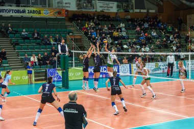 Odessa, Ukrayna 27 Kasım 2018: 2019 CEV Voleybol CUP - Kadınlar 16. Finali Khimik YUZHNY (UKR) - yeşil Swietelsky BEKESCSABA (HUN) - mavi. Resmi Avrupa Voleybol Turnuvası Balosu