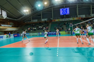 Odessa, Ukrayna 27 Kasım 2018: 2019 CEV Voleybol CUP - Kadınlar 16. Finali Khimik YUZHNY (UKR) - yeşil Swietelsky BEKESCSABA (HUN) - mavi. Resmi Avrupa Voleybol Turnuvası Balosu