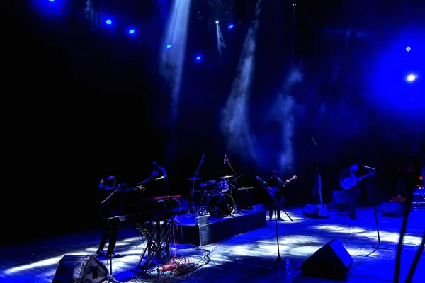 Luzes Palco Vários Projetores Escuro Feixes Luz Multicoloridos Dos Holofotes — Fotografia de Stock