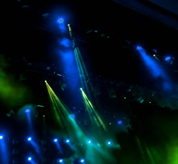 Сценические Огни Несколько Проекторов Темноте Разноцветные Световые Лучи Сцены Прожекторов — стоковое фото