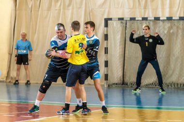 ODESSA, UKRAINE - 3 Nisan 2019: bölgesel erkek hentbol turnuvası. Gençler sahada hentbol oynarlar. Spor ve fiziksel aktivite. Gençler için eğitim ve spor