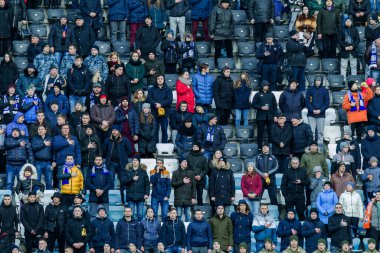 ODESSA, UKRAINE -2 Mart 2019: Shakhtar (Donetsk) maçı sırasında stadyumun tribünlerinde taraftarlar toplandı. Stadyumdaki izleyiciler. Fayer, stadyumun ışıkları yanıyor.