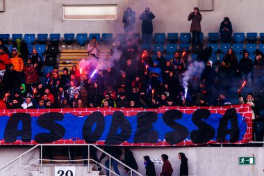 ODESSA, UKRAINE -2 Mart 2019: Shakhtar (Donetsk) maçı sırasında stadyumun tribünlerinde taraftarlar toplandı. Stadyumdaki izleyiciler. Fayer, stadyumun ışıkları yanıyor.
