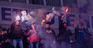 ODESSA, UKRAINE -2 Mart 2019: Shakhtar (Donetsk) maçı sırasında stadyumun tribünlerinde taraftarlar toplandı. Stadyumdaki izleyiciler. Fayer, stadyumun ışıkları yanıyor.