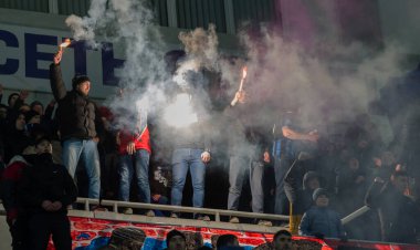 ODESSA, UKRAINE -2 Mart 2019: Shakhtar (Donetsk) maçı sırasında stadyumun tribünlerinde taraftarlar toplandı. Stadyumdaki izleyiciler. Fayer, stadyumun ışıkları yanıyor.