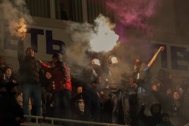 ODESSA, UKRAINE -2 Mart 2019: Shakhtar (Donetsk) maçı sırasında stadyumun tribünlerinde taraftarlar toplandı. Stadyumdaki izleyiciler. Fayer, stadyumun ışıkları yanıyor.