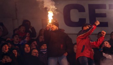 ODESSA, UKRAINE -2 Mart 2019: Shakhtar (Donetsk) maçı sırasında stadyumun tribünlerinde taraftarlar toplandı. Stadyumdaki izleyiciler. Fayer, stadyumun ışıkları yanıyor.