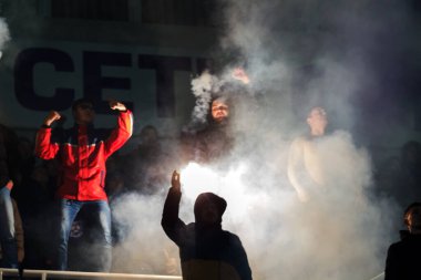 ODESSA, UKRAINE -2 Mart 2019: Shakhtar (Donetsk) maçı sırasında stadyumun tribünlerinde taraftarlar toplandı. Stadyumdaki izleyiciler. Fayer, stadyumun ışıkları yanıyor.