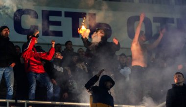 ODESSA, UKRAINE -2 Mart 2019: Shakhtar (Donetsk) maçı sırasında stadyumun tribünlerinde taraftarlar toplandı. Stadyumdaki izleyiciler. Fayer, stadyumun ışıkları yanıyor.