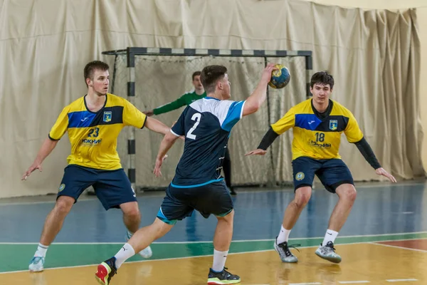 Odessa Ukraine 2019年4月3日 地区男子手球锦标赛 年轻人在房间的院子里玩手球 运动和体育活动 年轻人的培训和体育活动 — 图库照片