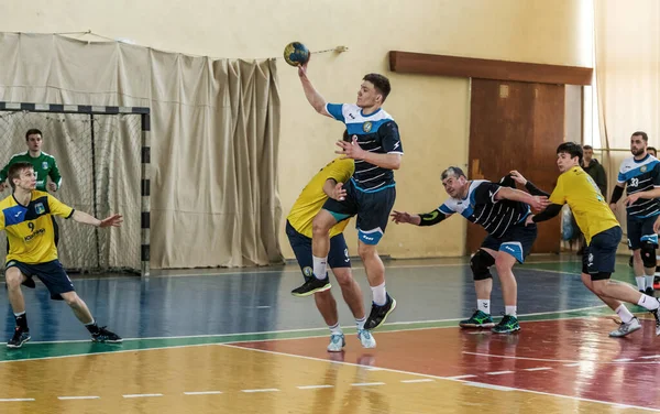 Oessa Ukraine 2019年4月3日 地域男子ハンドボール大会 若い男たちは部屋でコートでハンドボールをする スポーツと身体活動 若者のためのトレーニングとスポーツ — ストック写真
