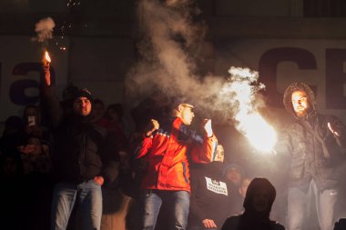 ODESSA, UKRAINE -2 Mart 2019: Shakhtar (Donetsk) maçı sırasında stadyumun tribünlerinde taraftarlar toplandı. Stadyumdaki izleyiciler. Fayer, stadyumun ışıkları yanıyor.