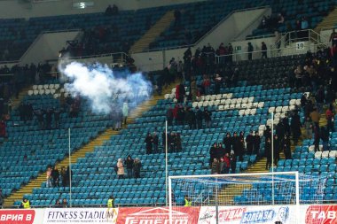 ODESSA, UKRAINE -2 Mart 2019: Shakhtar (Donetsk) maçı sırasında stadyumun tribünlerinde taraftarlar toplandı. Stadyumdaki izleyiciler. Fayer, stadyumun ışıkları yanıyor.