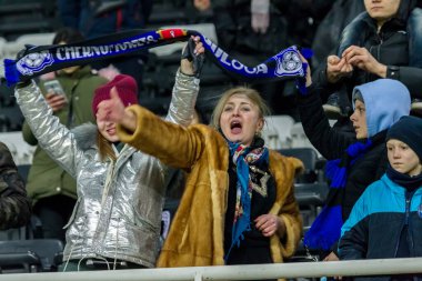 ODESSA, UKRAINE -2 Mart 2019: Shakhtar (Donetsk) maçı sırasında stadyumun tribünlerinde taraftarlar toplandı. Stadyumdaki izleyiciler. Fayer, stadyumun ışıkları yanıyor.