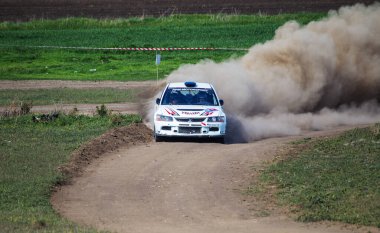 ODESSA, UKRAINE - 30 Nisan 2017: Geleneksel ralli Autocross Şampiyonası. Yarış arabası tehlikeli. Dik bir yarış pistine giriyor, etrafa saçılıyor, toz püskürtüyor. Aşırı ralli otomobili