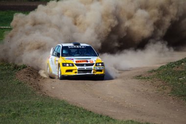 ODESSA, UKRAINE - 30 Nisan 2017: Geleneksel ralli Autocross Şampiyonası. Yarış arabası tehlikeli. Dik bir yarış pistine giriyor, etrafa saçılıyor, toz püskürtüyor. Aşırı ralli otomobili