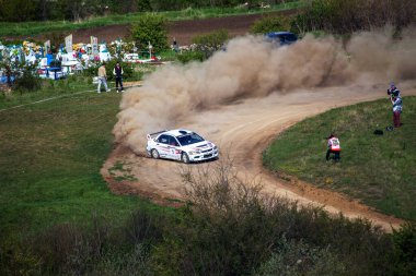 ODESSA, UKRAINE - 30 Nisan 2017: Geleneksel ralli Autocross Şampiyonası. Yarış arabası tehlikeli. Dik bir yarış pistine giriyor, etrafa saçılıyor, toz püskürtüyor. Aşırı ralli otomobili