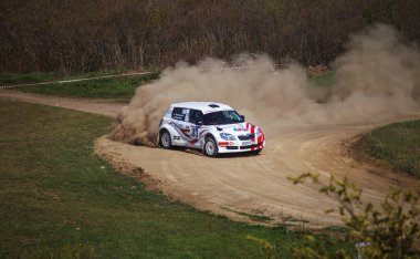 ODESSA, UKRAINE - 30 Nisan 2017: Geleneksel ralli Autocross Şampiyonası. Yarış arabası tehlikeli. Dik bir yarış pistine giriyor, etrafa saçılıyor, toz püskürtüyor. Aşırı ralli otomobili