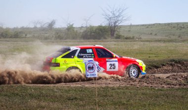 ODESSA, UKRAINE - 30 Nisan 2017: Geleneksel ralli Autocross Şampiyonası. Yarış arabası tehlikeli. Dik bir yarış pistine giriyor, etrafa saçılıyor, toz püskürtüyor. Aşırı ralli otomobili