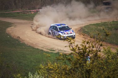 ODESSA, UKRAINE - 30 Nisan 2017: Geleneksel ralli Autocross Şampiyonası. Yarış arabası tehlikeli. Dik bir yarış pistine giriyor, etrafa saçılıyor, toz püskürtüyor. Aşırı ralli otomobili