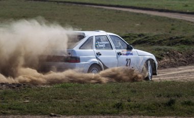 ODESSA, UKRAINE - 30 Nisan 2017: Geleneksel ralli Autocross Şampiyonası. Yarış arabası tehlikeli. Dik bir yarış pistine giriyor, etrafa saçılıyor, toz püskürtüyor. Aşırı ralli otomobili