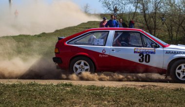 ODESSA, UKRAINE - 30 Nisan 2017: Geleneksel ralli Autocross Şampiyonası. Yarış arabası tehlikeli. Dik bir yarış pistine giriyor, etrafa saçılıyor, toz püskürtüyor. Aşırı ralli otomobili