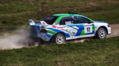 ODESSA, UKRAINE - 30 Nisan 2017: Geleneksel ralli Autocross Şampiyonası. Yarış arabası tehlikeli. Dik bir yarış pistine giriyor, etrafa saçılıyor, toz püskürtüyor. Aşırı ralli otomobili