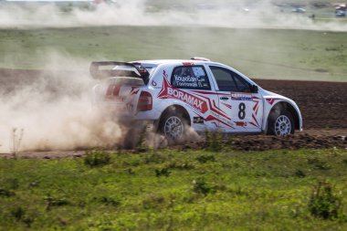 ODESSA, UKRAINE - 30 Nisan 2017: Geleneksel ralli Autocross Şampiyonası. Yarış arabası tehlikeli. Dik bir yarış pistine giriyor, etrafa saçılıyor, toz püskürtüyor. Aşırı ralli otomobili