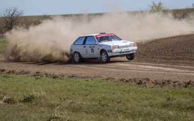 ODESSA, UKRAINE - 30 Nisan 2017: Geleneksel ralli Autocross Şampiyonası. Yarış arabası tehlikeli. Dik bir yarış pistine giriyor, etrafa saçılıyor, toz püskürtüyor. Aşırı ralli otomobili