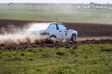 ODESSA, UKRAINE - 30 Nisan 2017: Geleneksel ralli Autocross Şampiyonası. Yarış arabası tehlikeli. Dik bir yarış pistine giriyor, etrafa saçılıyor, toz püskürtüyor. Aşırı ralli otomobili