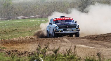 ODESSA, UKRAINE - 30 Nisan 2017: Geleneksel ralli Autocross Şampiyonası. Yarış arabası tehlikeli. Dik bir yarış pistine giriyor, etrafa saçılıyor, toz püskürtüyor. Aşırı ralli otomobili