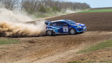 ODESSA, UKRAINE - 30 Nisan 2017: Geleneksel ralli Autocross Şampiyonası. Yarış arabası tehlikeli. Dik bir yarış pistine giriyor, etrafa saçılıyor, toz püskürtüyor. Aşırı ralli otomobili