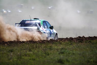 ODESSA, UKRAINE - 30 Nisan 2017: Geleneksel ralli Autocross Şampiyonası. Yarış arabası tehlikeli. Dik bir yarış pistine giriyor, etrafa saçılıyor, toz püskürtüyor. Aşırı ralli otomobili